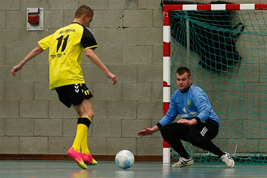 IN DE ZAAL EN OP HET VELD IS FOKKINGA STERK