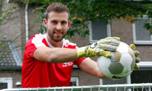 SIEM NIJSSEN MET TSJOEK IN ACHTERTUIN