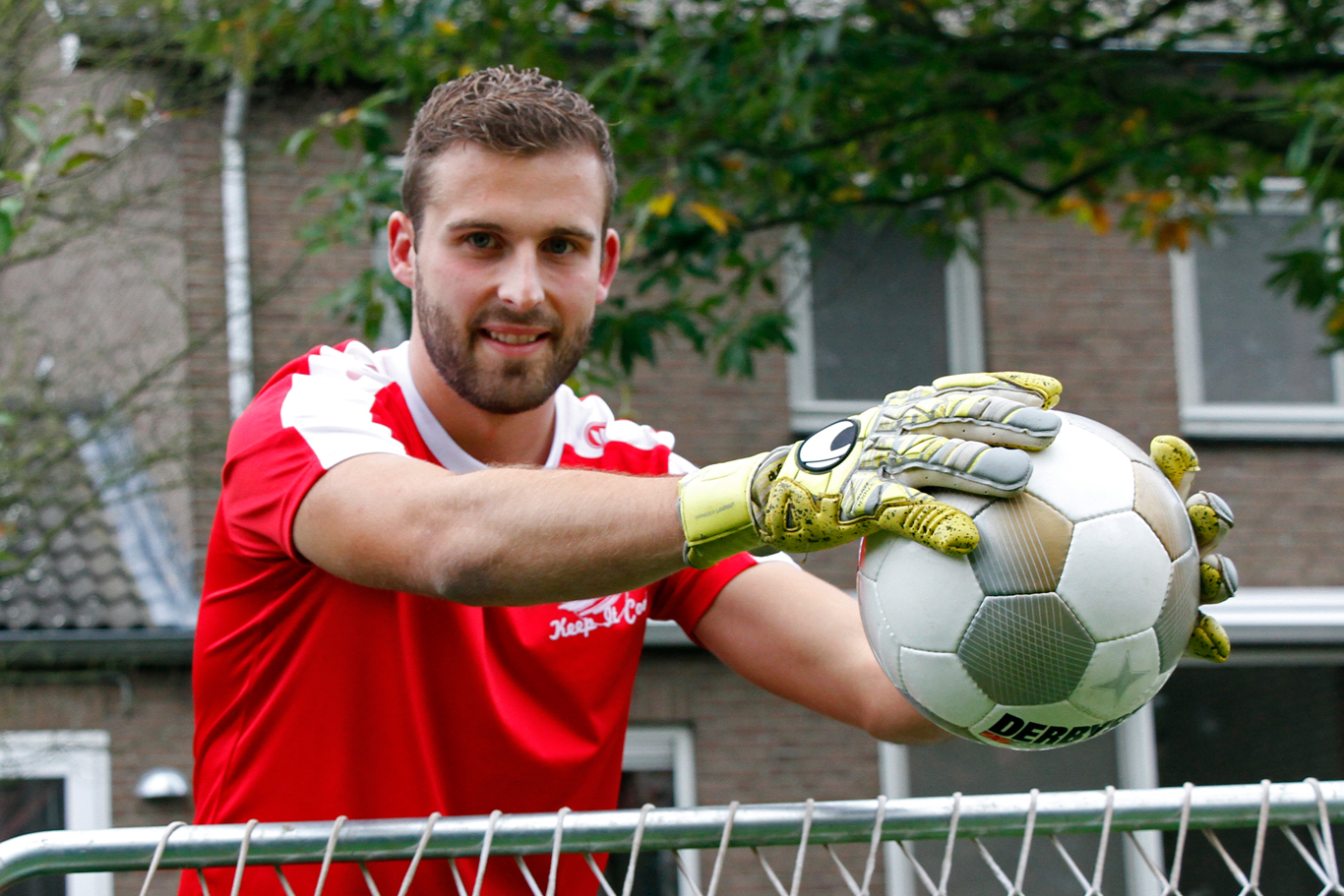 SIEM NIJSSEN MET TSJOEK IN ACHTERTUIN